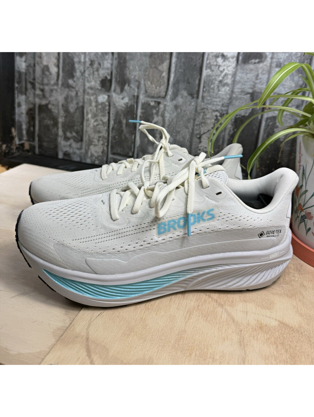 Brooks Ghost GORE-TEX Men's White/Blue/Black Low Top Lace-Up Sneaker 1204511B138